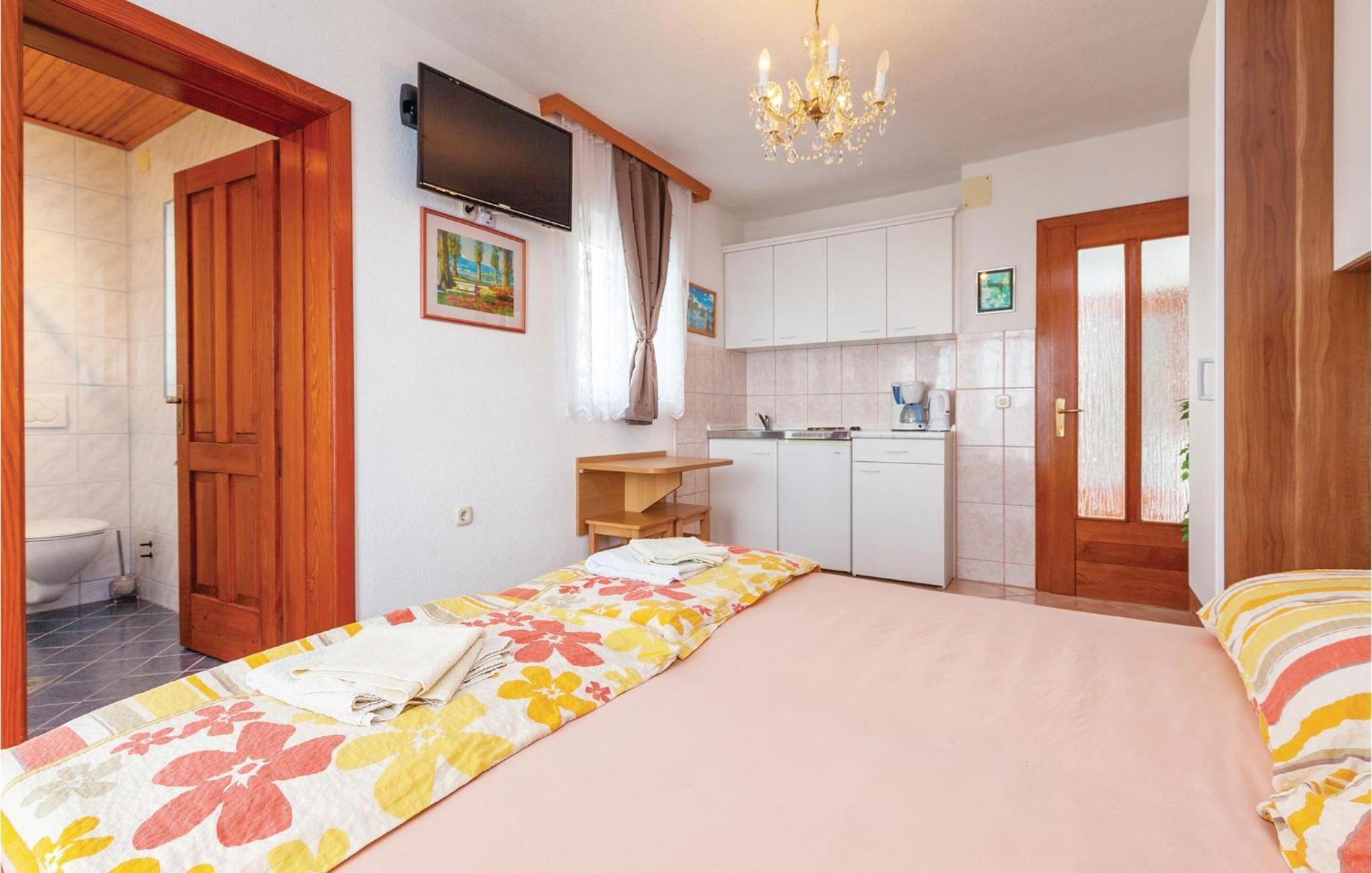 Nice Apartment In Crikvenica With Kitchen Exteriör bild