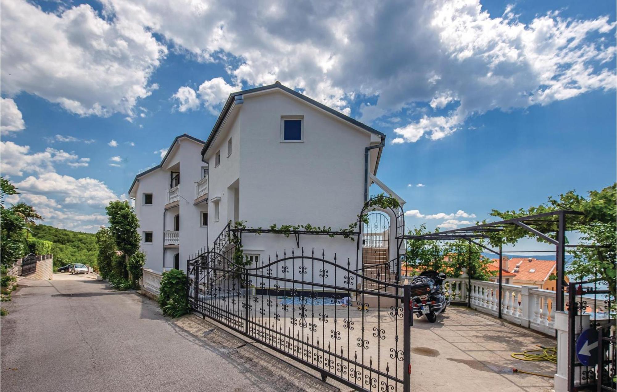 Nice Apartment In Crikvenica With Kitchen Exteriör bild
